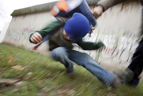 Ein Großteil der Gewalttaten von Kindern entsteht relativ spontan aus einer Streitsituation heraus. - © Oliver Berg/dpa/dpa-tmn