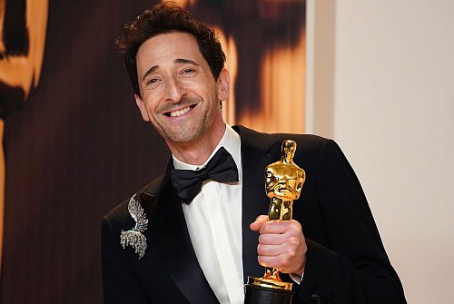 Adrien Brody wurde zum zweiten Mal als bester Hauptdarsteller mit einem Oscar ausgezeichnet. - © Jordan Strauss/Invision/AP/dpa