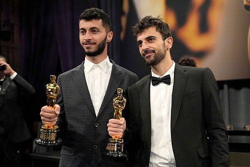 Basel Adra (l) und Yuval Abraham gewannen einen Oscar für den Dokumentarfilm «No Other Land». - © John Locher/Invision/AP/dpa