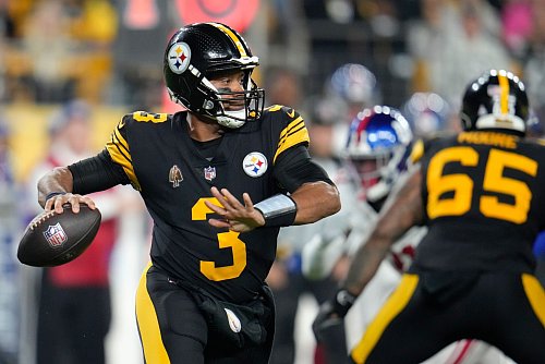 Zweiter Einsatz, zweiter Sieg: Russell Wilson überzeugt bei den Pittsburgh Steelers. - © Gene J. Puskar/AP/dpa