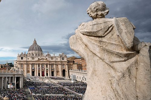 Die Royal Commission of Inquiry forderte auch eine Entschuldigung des Papstes. (Archivbild) - © Andrew Medichini/AP/dpa