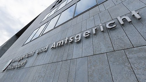 Die Polizei sucht mit Hunden und einem Hubschrauber nach einem Beschuldigten, der aus dem Amtsgericht Düsseldorf geflüchtet ist. (Archivbild) - © Rolf Vennenbernd/dpa