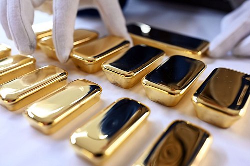 Der Goldpreis hat im ersten Halbjahr deutlich zugelegt (Archivbild) - © Uli Deck/dpa
