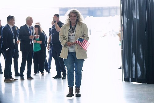 Der US-Präsident machte die Hautfarbe ausdrücklich zum Thema. - © Julia Demaree Nikhinson/AP/dpa