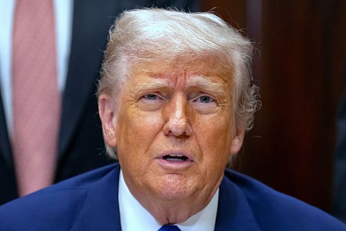 Trump bedient sich bei dem Thema einer Theorie aus rechtsextremen Kreisen. - © Mark Schiefelbein/AP/dpa