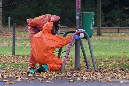 Ausgangspunkt der Untersuchungen war laut Sicherheitskreisen eine in einem Mülleimer abgelegte Tasche. - © David Young/dpa