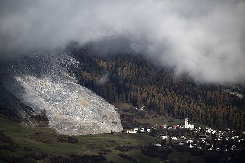 Rund 90 Menschen müssen ihre Häuser und Höfe verlassen. - © Gian Ehrenzeller/KEYSTONE/dpa