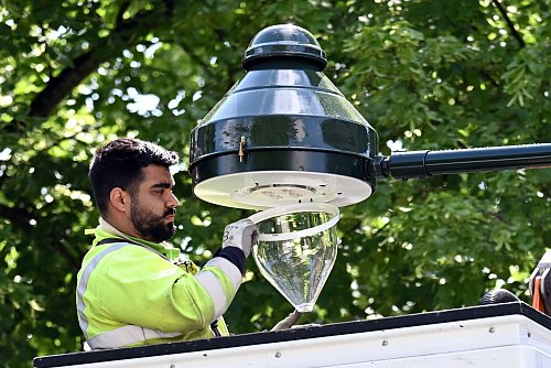 Die Stadt Düsseldorf will ihre Gaslaternen weitgehend auf LED-Technik umstellen. Bei etwa 200 Laternen ist das bereits erfolgt. - © Federico Gambarini/dpa