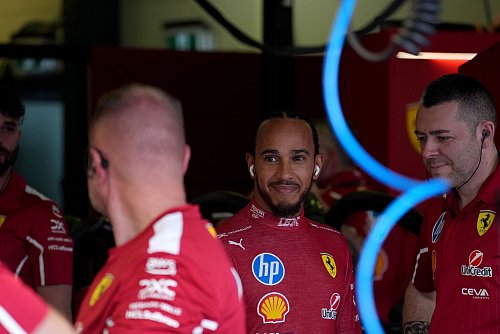 So viel zu Lachen hatte Hamilton erstmal nicht. - © Hasan Bratic/dpa