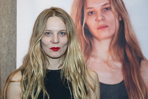 «Haltlos» erzählt die Geschichte einer schwangeren Frau - gespielt von Lilith Stangenberg -, die sich entscheidet, ihr Kind nach der Geburt zur Adoption freizugeben. - © Christophe Gateau/dpa