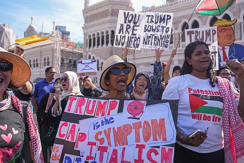In Kuala Lumpur kam es zu Protesten gegen den Trump-Besuch. - © Azneal Ishak/AP/dpa