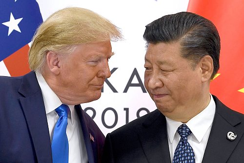 Mit Spannung wird das Treffen zwischen US-Präsident Donald Trump und Chinas Präsident Xi Jinping am Donnerstag erwartet. (Archivbild) - © Susan Walsh/AP/dpa