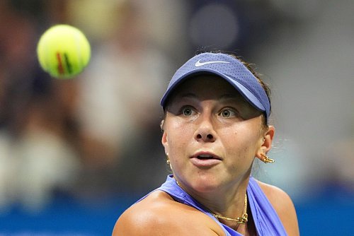 Voller Fokus auf den Ball: Amanda Anisimova gewann ein packendes Halbfinale gegen Naomi Osaka. - © Kirsty Wigglesworth/AP/dpa