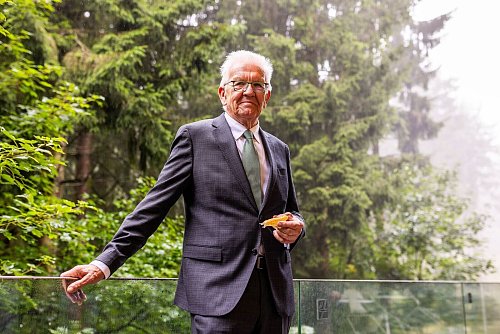 Er hat es in der Hand - Namensgeber Kretschmann mit Bärtierchen-Modell von «Ramazzottius kretschmanni». - © Philipp von Ditfurth/dpa