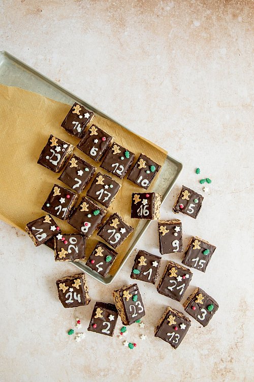 Der Adventskalender zum Selberbacken ist eine Art Schokoladenbrot, das in kleine Quadrate geschnitten und mit Zuckerdekor beschriftet wird. - © Claudia Timmann/StockFood Studios/GU/dpa-tmn