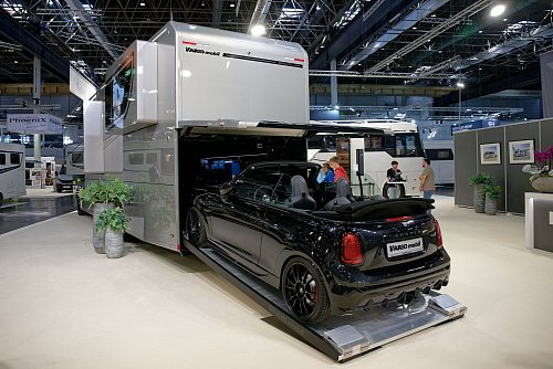Luxus-Wohnmobil mit drei Achsen, 530 PS und einer integrierten Pkw-Garage: Für das Reisemobil Perfect 1200 Assoluto von Variomobil müssen Käufer gut 2,8 Millionen Euro hinlegen. - © Henning Kaiser/dpa/dpa-tmn