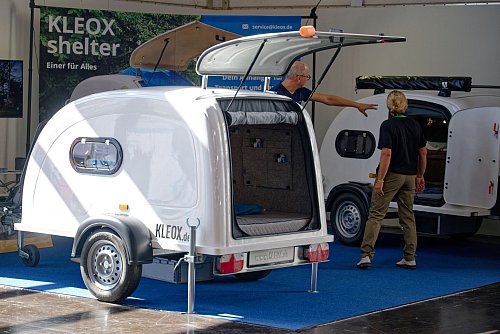 Der Mini-Campinganhänger namens Shelter Travel von der Firma Kleox besteht nur aus einem Schlafraum, in dem zwei Erwachsene Platz finden. - © Henning Kaiser/dpa/dpa-tmn