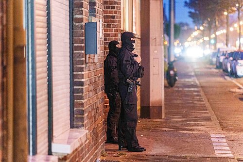 Die Polizei ermittelt nach eigenen Angaben bereits seit Januar wegen der Gruppe. - © Andreas Arnold/dpa
