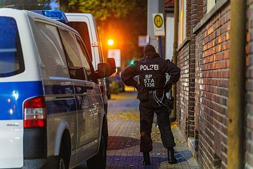 Insgesamt sieben Menschen soll die Schleusergruppe umfassen, gegen vier Personen liegen Haftbefehle vor. - © Andreas Arnold/dpa