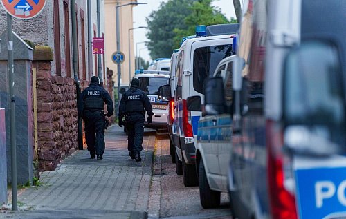 Die Gruppe soll nach ersten Informationen der dpa auch Personalausweise gefälscht haben. - © Andreas Arnold/dpa