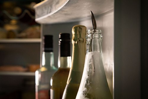 Dass ein Silberlöffel im Flaschenhals einer angebrochenen Sektflasche Frische und Kohlensäure bewahrt, ist ein Aberglaube. Besser ist ein handelsüblicher Sektverschluss oder ein Korken. - © Christin Klose/dpa-tmn