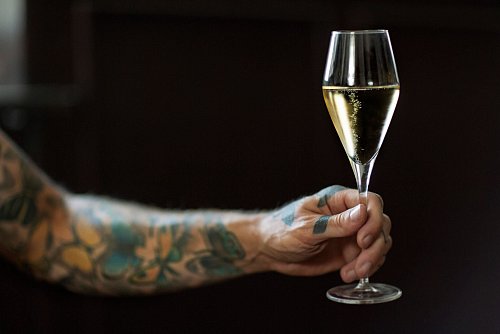 Schaumwein aus der Sektflöte war mal - da geht zu viel Aromatik verloren. Besser sind spezielle Sektgläser, die eine gewisse Oberfläche mitbringen und sich nach oben verjüngen. So werden die Aromen gebündelt und die Kohlensäure verfliegt nicht so schnell. - © DWI/deutscheweine.de/dpa-tmn