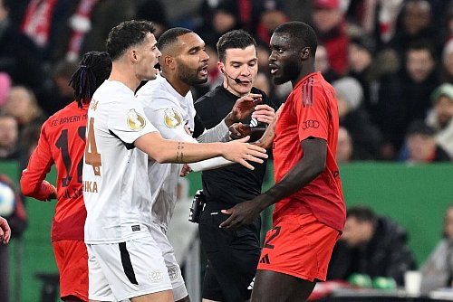 Spielen Jonathan Tah (2.v.l.) und Dayot Upamecano (r.) in der neuen Saison zusammen beim FC Bayern? - © Sven Hoppe/dpa