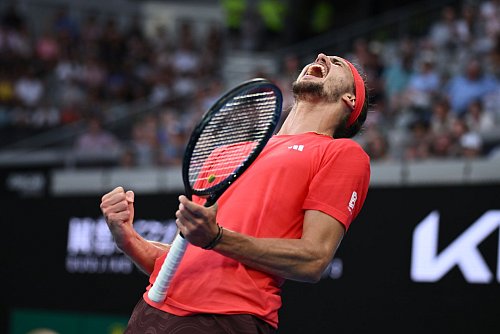 Zverev jubelt über den Viertelfinaleinzug - © Joel Carrett/AAP/dpa