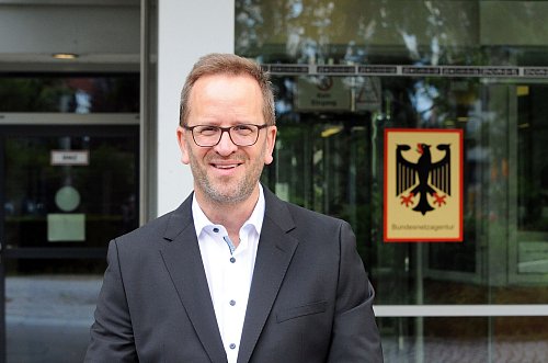 Der Präsident der Bundesnetzagentur, Klaus Müller, steht vor der Zentrale seiner Behörde. - © Wolf von Dewitz/dpa-Zentralbild/dpa