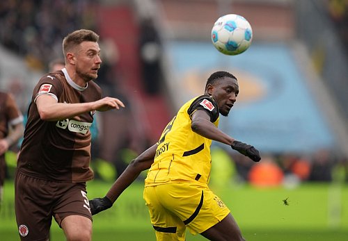 Dortmunds Torjäger Serhou Guirassy (r) legte wieder die Grundlage zum Sieg. - © Marcus Brandt/dpa