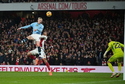 Das Tor von Erling Haaland (oben) sorgte nur kurz für Jubel bei Manchester City. - © Alastair Grant/AP/dpa