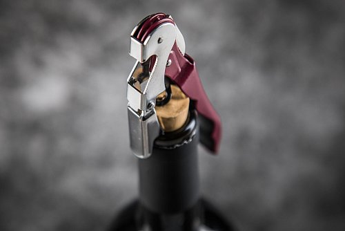 Wenn der Wein falsch gelagert wurde, kann es nach dem Öffnen ein böses Erwachen geben. - © Christin Klose/dpa-tmn