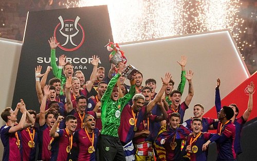 Der verletzte Marc-André ter Stegen durfte den Pokal entgegen nehmen. - © Altaf Qadri/AP/dpa