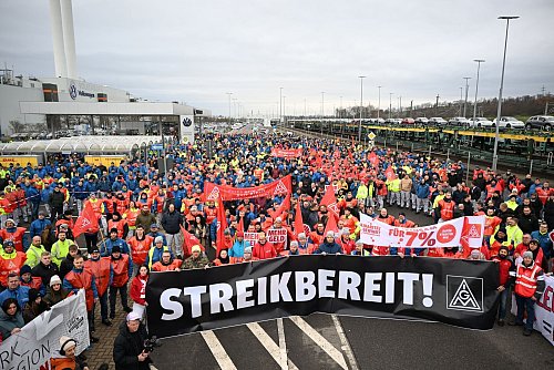 Die IG Metall wehrt sich mit dem Ausstand gegen milliardenschwere Einschnitte bei Europas größtem Autobauer. - © Hendrik Schmidt/dpa