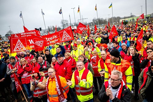 Streikende stehen vor dem Volkswagen-Werk Emden. - © Sina Schuldt/dpa