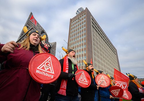 Lautstarker Protest bei VW direkt am Vorstandhochhaus in Wolfsburg. - © Julian Stratenschulte/dpa Pool/dpa