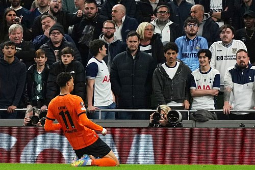 Frankfurts Hugo Ekitiké ließ die mitgereisten Fans früh jubeln. - © Frank Augstein/AP/dpa