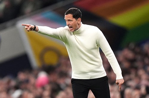 Der Verlauf der ersten Halbzeit gefiel Eintracht-Trainer Toppmöller sichtlich nicht. - © Bradley Collyer/PA Wire/dpa