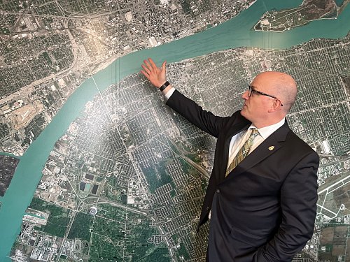 So nah ist Detroit: Bürgermeister Dilkens muss nur über den Fluss schauen. (Archivbild) - © Benno Schwinghammer/dpa