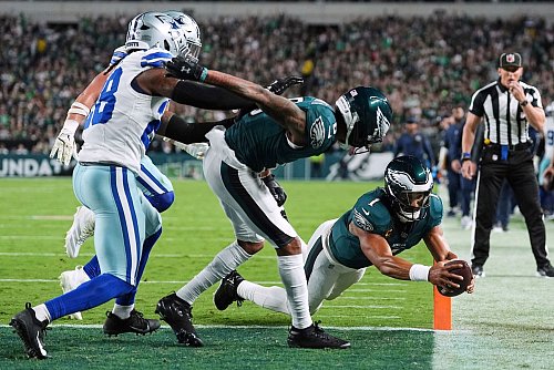 Jalen Hurts erzielte die beiden ersten Touchdowns für den Titelverteidiger. - © Matt Rourke/AP/dpa