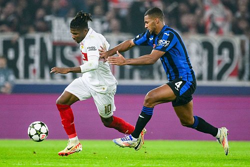 Stürmer El Bilal Touré (l.) ist derzeit von Atalanta an den VfB ausgeliehen. - © Tom Weller/dpa