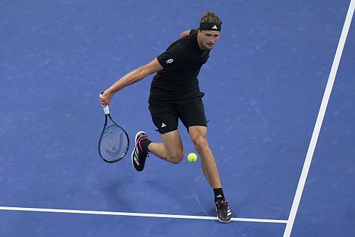 Alexander Zverev verliert erneut gegen Daniil Medwedew. - © Andy Wong/AP/dpa