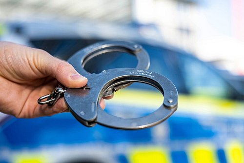 Ein Spezialeinsatzkommando hat einen 20-jährigen in Hagen festgenommen, nachdem er in einem sozialen Netzwerk mit verdächtigen Äußerungen aufgefallen war. (Symbolbild) - © David Inderlied/dpa