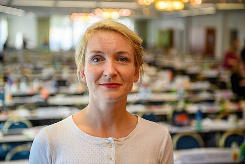 Ines Schwerdtner bewirbt sich mit ihrem Parteikollegen Jan van Aken um die Doppelspitze der Partei Die Linke. (Archivbild) - © Klaus-Dietmar Gabbert/dpa