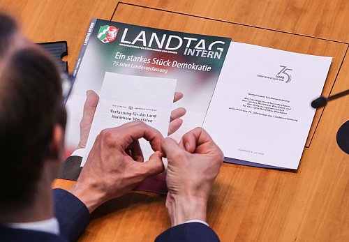 Im NRW-Landtag warnen Politiker vor neuen Gefahren für die Demokratie. - © Oliver Berg/dpa