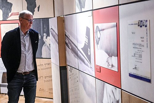 Jauch hat die Ausstellung bereits in München gesehen. - © Jens Kalaene/dpa