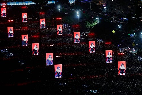 Etwa 2,5 Millionen Menschen waren laut Guinness-Buch bei Gagas Show anwesend. (Archivbild) - © Bruna Prado/AP/dpa