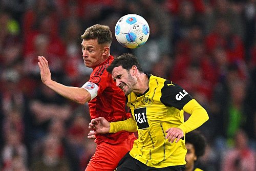 Joshua Kimmich (l) hat eine Forderung an das Bayern-Spiel. - © Tom Weller/dpa