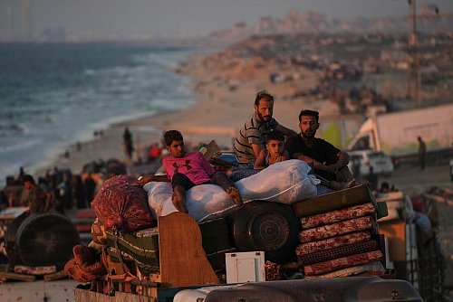 Vertriebene Palästinenser fliehen aus der Stadt Gaza. (Archivbild) - © Abdel Kareem Hana/AP/dpa