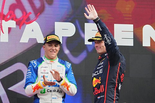 Bald Teamkollegen? Isack Hadjar und Max Verstappen auf dem Podest. - © Peter Dejong/AP/dpa